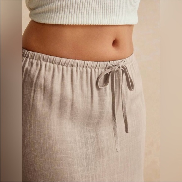 New w/out tags Boho Maxi Skirt. 
Runs a bit large .
70% cotton 30% linen. - Picture 2 of 3